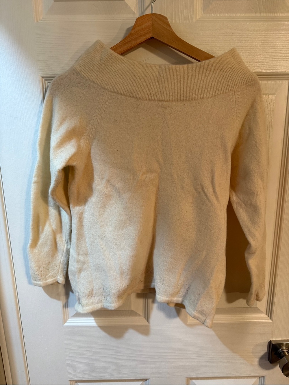 95% lambswool Cream Off-the-Shoulder Women's Sweater